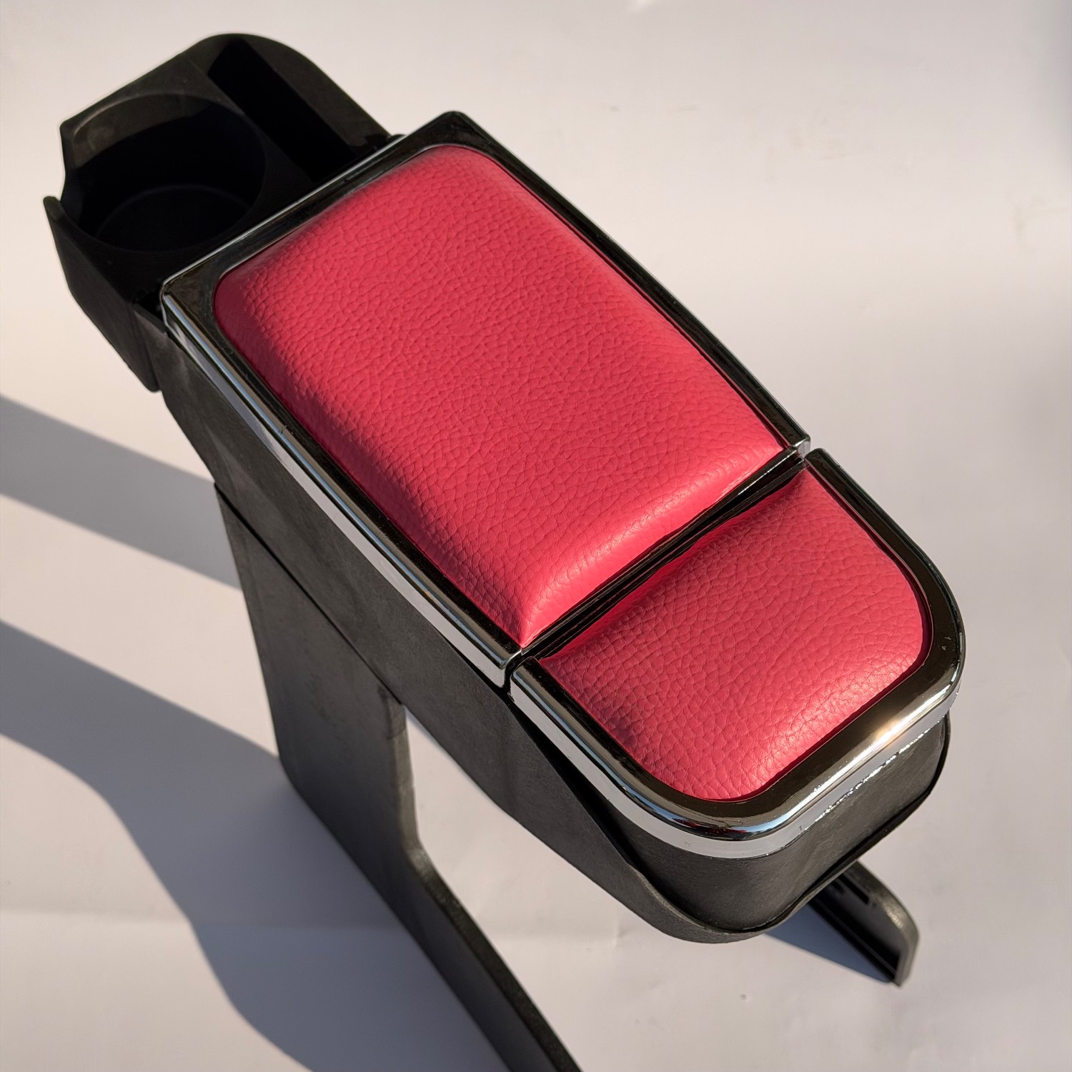 کنسول وسط دو لیوانه رنگ صورتی دور استیل